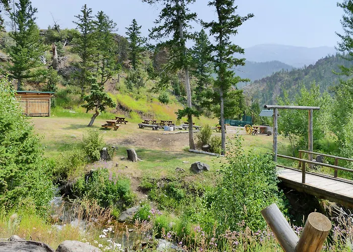 Hotel Creekside At Yellowstone Wapiti