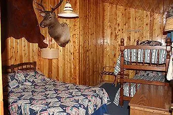 Hotel Creekside At Yellowstone Wapiti